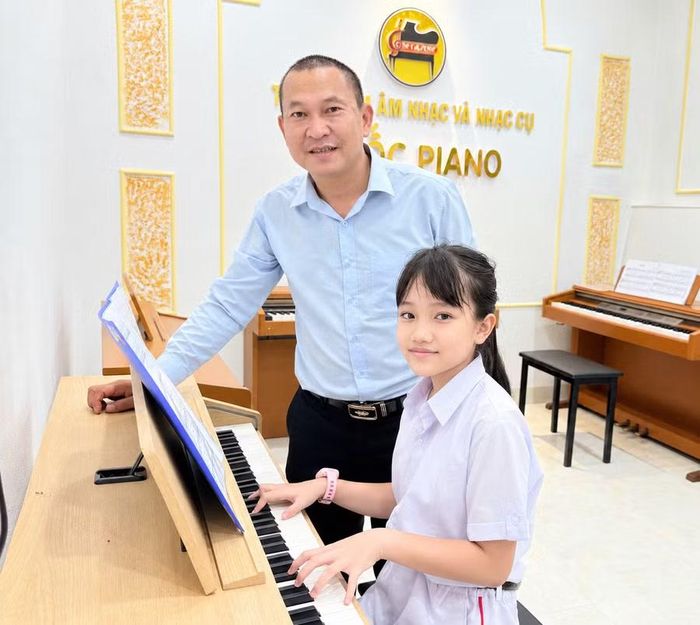 Thảo Dương đã có 5 năm luyện piano cùng thầy giáo Nguyễn Phú Quốc. Ảnh: Thanh Sáng