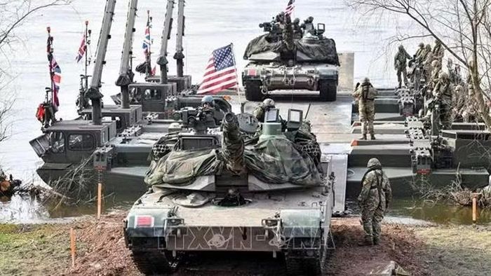  Các lực lượng NATO tiến hành tập trận tại Korzeniewo, Ba Lan. Ảnh: PAP/TTXVN 