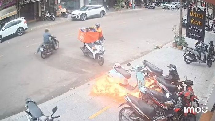 Đối tượng điều khiển xe máy rời khỏi hiện trường ngay sau khi ném bom xăng tự chế. Ảnh chụp từ clip