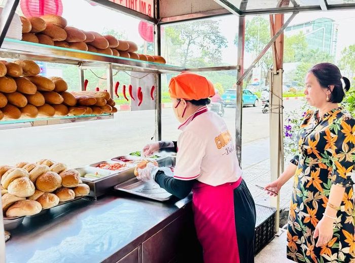 Đoàn khảo sát tại cơ sở bánh mì Cường Phát (phường Pleiku). Ảnh: Như Nguyện