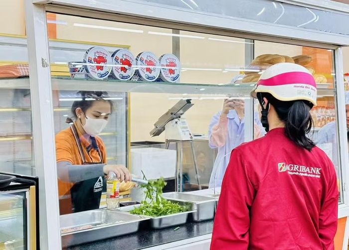 Qua khảo sát, Công ty TNHH Sản xuất và Dịch vụ Tam Ba (phường Diên Hồng) thực hiện tốt các quy định trong đảm bảo an toàn thực phẩm. Ảnh: Như Nguyện