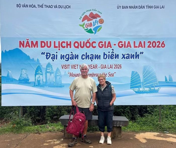 Băng rôn quảng bá Năm Du lịch quốc gia cùng bộ nhận diện được đặt ngay đường lên núi lửa Chư Đang Ya để giới thiệu với du khách trong và ngoài nước . Ảnh: Minh Châu
