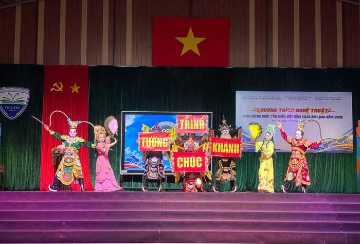  Chương trình là cơ hội để học sinh tiếp cận, tìm hiểu các loại hình nghệ thuật truyền thống. Ảnh: Lam Nguyên 
