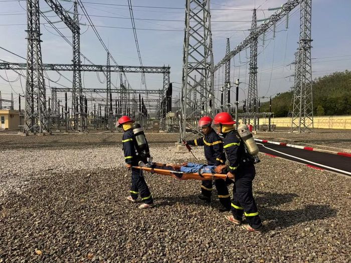  Các lực lượng tham gia thực tập phương án chữa cháy, cứu nạn tại Trạm biến áp 220kV Phước An. Ảnh: ĐVCC 