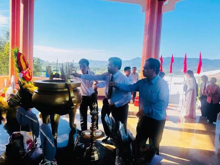  Các đại biểu dâng hương tưởng nhớ các anh hùng liệt sĩ tại Khu di tích lịch sử Chiến thắng Thuận Ninh. Ảnh: ĐVCC 