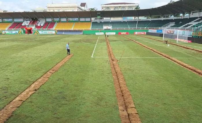  Dự kiến việc tu sửa mặt sân sẽ hoàn thiện trong tháng 9. Ảnh: Nguyễn Minh 