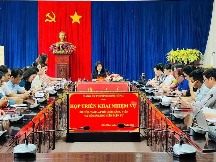 Quang cảnh buổi họp triển khai nhiệm vụ số hóa, tạo lập dữ liệu đảng viên và hồ sơ đảng viên điện tử. Ảnh: Đỗ Hằng