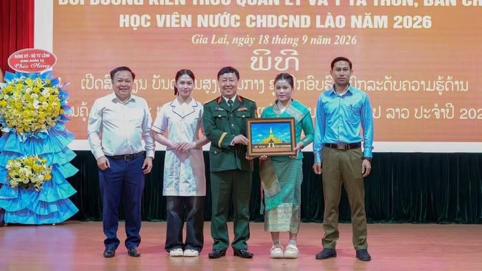  Đại diện học viên Lào tặng quà lưu niệm cho lãnh đạo Binh đoàn 15. Ảnh: Trần Đức 