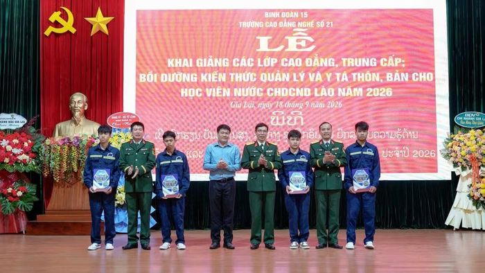  Lãnh đạo Trường Cao đẳng nghề số 21 tặng học bổng cho học sinh khó khăn. Ảnh: Trần Đức 