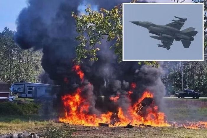 Hiện trường tiêm kích F-16 rơi ở bang Michigan, Mỹ: Ảnh: New York Post
