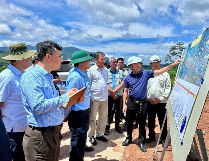  Phó Chủ tịch UBND tỉnh Nguyễn Tự Công Hoàng kiểm tra tình hình thi công Dự án thành phần 2 thuộc Dự án đường bộ cao tốc Quy Nhơn - Pleiku. Ảnh: Hà Duy 