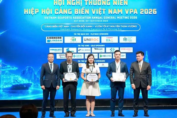 Hiệp hội Cảng biển Việt Nam trao chứng nhận hội viên mới. Ảnh: Đức Thụy