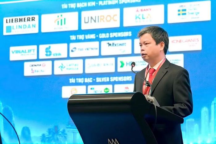 Phó Chủ tịch UBND tỉnh Nguyễn Hữu Quế phát biểu tại hội nghị. Ảnh: Đức Thụy