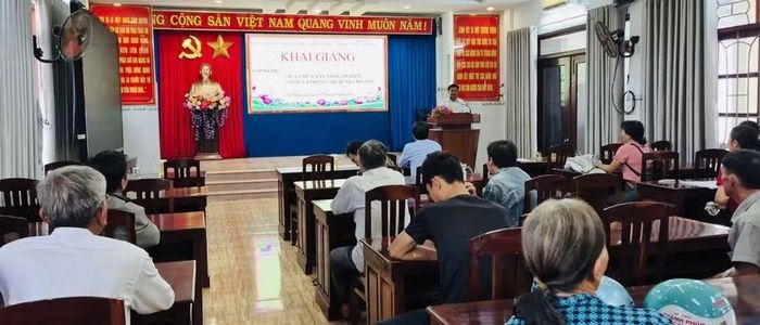 Toàn cảnh khai giảng lớp học. Ảnh: ĐVCC