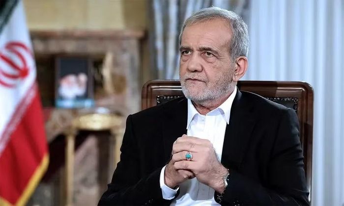 Tổng thống Iran Masoud Pezeshkian tại văn phòng ở Tehran tháng 8-2024. Ảnh: AP