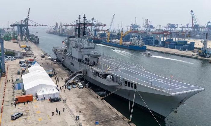 Tàu sân bay Giuseppe Garibaldi đậu tại cảng Tanjung Priok, Jakarta, Indonesia ngày 18-9. Ảnh: AFP