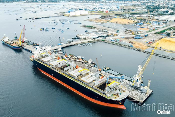 Tàu hàng vào Cảng Cam Ranh.