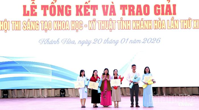 Lãnh đạo Liên hiệp các Hội Khoa học và Kỹ thuật tỉnh trao giải tại Hội thi Sáng tạo khoa học - Kỹ thuật tỉnh Khánh Hòa lần thứ XI.