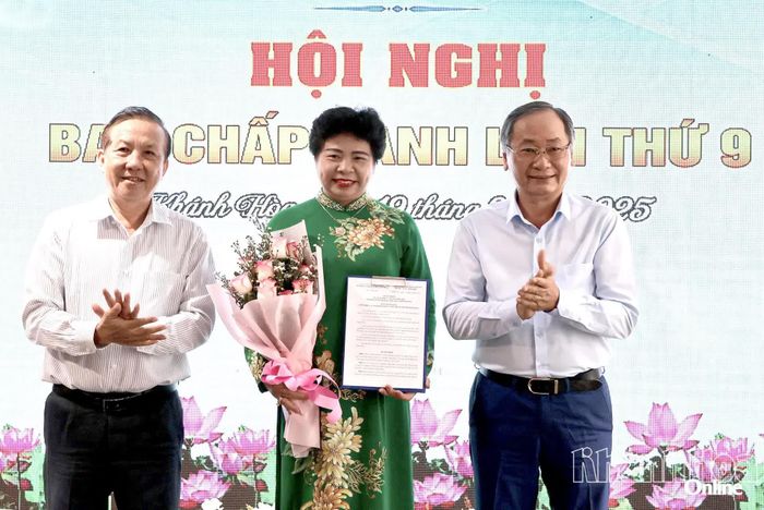 Lãnh đạo Liên hiệp hội trao quyết định bổ sung Ủy viên Ban Chấp hành Liên hiệp các Hội Khoa học và Kỹ thuật tỉnh Khánh Hòa.