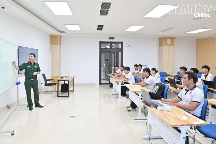 Giờ học của sinh viên chuyên ngành Điện tử - Viễn thông.