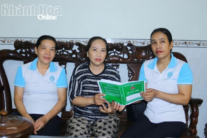 Hội Liên hiệp Phụ nữ xã Khánh Sơn đã hỗ trợ bà Phạm Thị Bé (ở giữa) vay vốn phát triển sản xuất.
