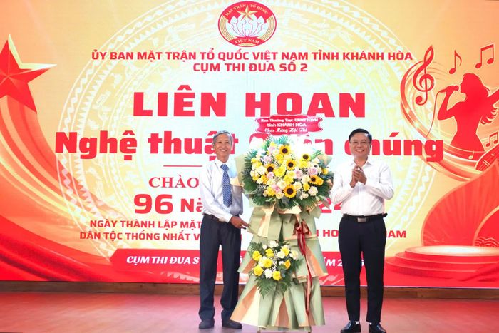 Ông Nguyễn Trung Dũng - Phó Chủ tịch Ủy ban MTTQ Việt Nam tỉnh tặng hoa cho Cụm trưởng Cụm thi đua số 2.