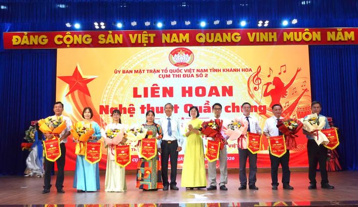 Ban tổ chức tặng hoa và cờ lưu niệm cho 8 đơn vị tham gia liên hoan. 