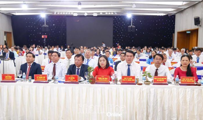Đồng chí Lâm Đông và các đồng chí lãnh đạo tỉnh tham dự đại hội.