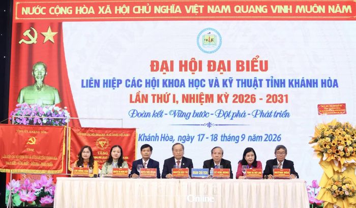 Đoàn Chủ tịch điều hành đại hội.