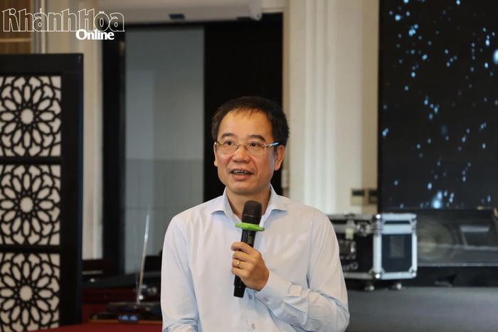 Phó Cục trưởng Cục Báo chí Nguyễn Văn Hiếu truyền đạt các nội dung tại lớp tập huấn.