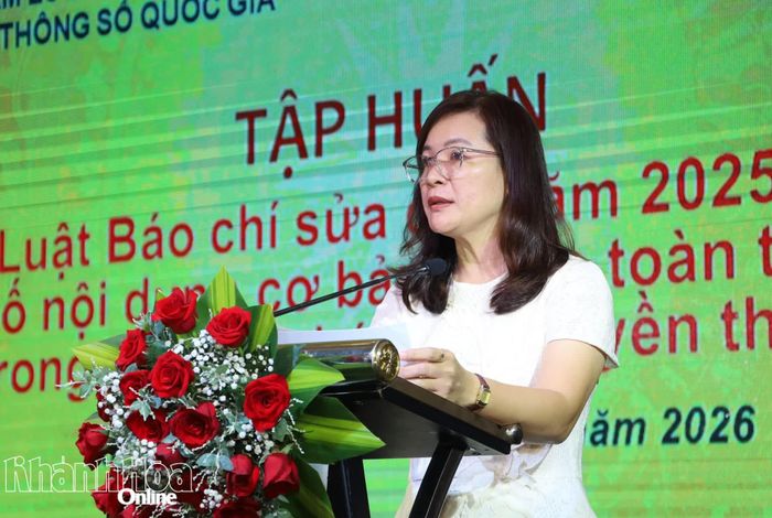 Bà Phạm Thị Thanh Hường - Phó Giám đốc Sở Văn hóa, Thể thao và Du lịch phát biểu tại lớp tập huấn.