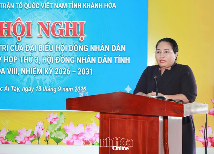 Đồng chí Chamaléa Thị Thủy phát biểu tại buổi tiếp xúc cử tri.
