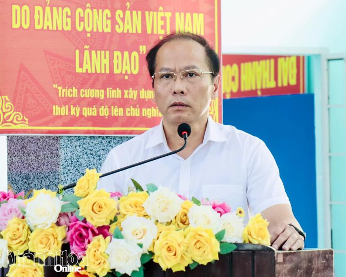 Đồng chí Nguyễn Khắc Hà phát biểu tại buổi tiếp xúc cử tri.