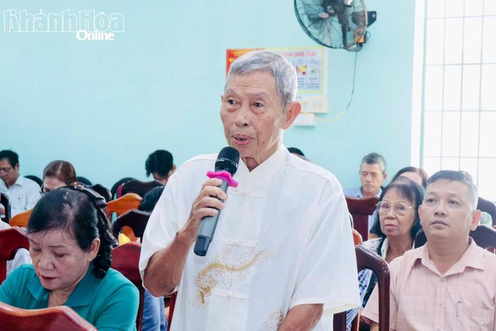 Cử tri phường Bắc Nha Trang phát biểu ý kiến.