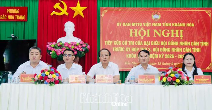 Đồng chí Nguyễn Khắc Hà và các đại biểu HĐND tỉnh tiếp xúc cử tri phường Bắc Nha Trang.