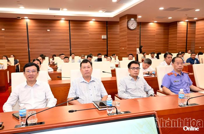Đồng chí Nguyễn Văn Hòa và lãnh đạo các sở, ban, ngành tham dự hội nghị.