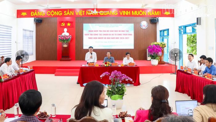 Quang cảnh buổi làm việc.