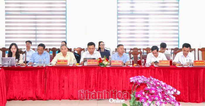Lãnh đạo UBND các phường khu vực Nha Trang tham dự buổi làm việc.