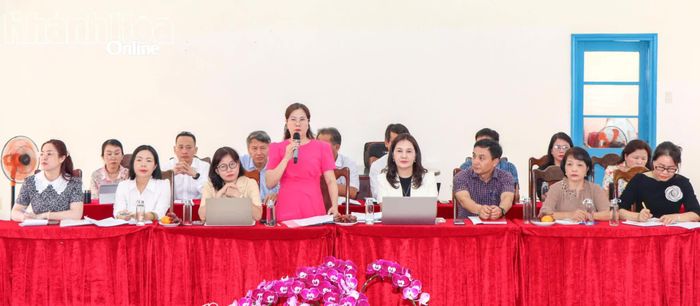 Đại diện Trường Tiểu học Nha Trang báo cáo tại buổi làm việc.