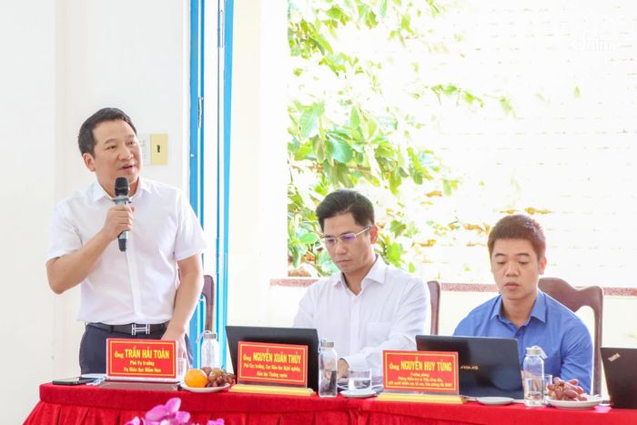 Thành viên đoàn công tác của Bộ Giáo dục và Đào tạo giải đáp một số kiến nghị của các trường.