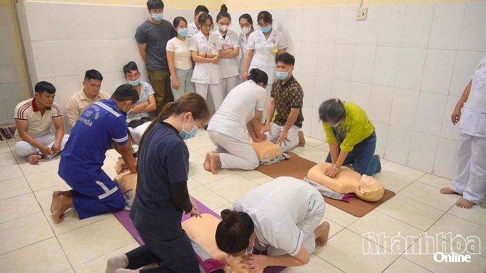 Các cán bộ, nhân viên y tế, điều dưỡng Khoa Cấp cứu 115 thực hành kỹ năng hồi sinh tim phổi và sử dụng máy khử rung tim tự động.