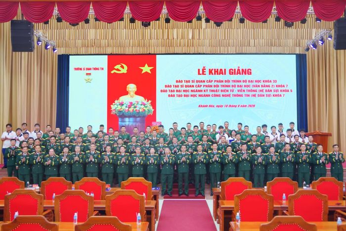 Đại biểu dự lễ chụp ảnh lưu niệm.