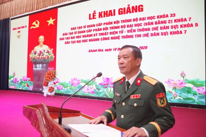 Đại tá, Thạc sĩ Vũ Duy Hải - Chính ủy nhà trường trình bày diễn văn khai giảng.