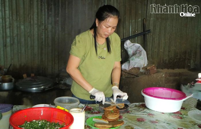 Chị Phạm Nhật Lệ chuẩn bị chả cá cho tô bún cá nóng.