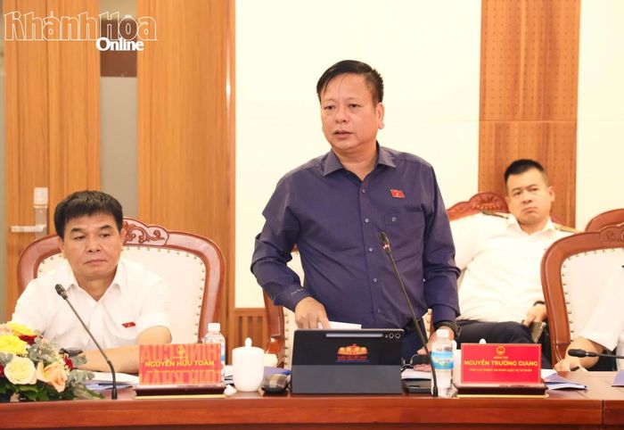 Đồng chí Nguyễn Trường Giang - Phó Chủ nhiệm Ủy ban Pháp luật và Tư pháp của Quốc hội phát biểu ý kiến. 