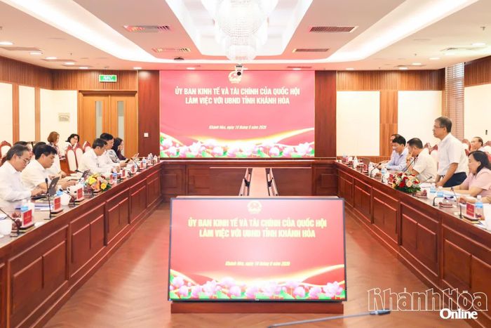 Đồng chí Trần Hòa Nam báo cáo tại buổi làm việc. 
