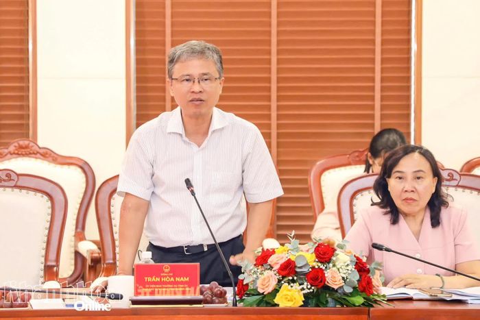 Đồng chí Trần Hòa Nam kiến nghị với đoàn công tác một số vấn đề liên quan đến kế hoạch đầu tư công và triển khai dự án thoát lũ. 