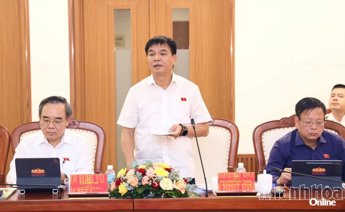 Đồng chí Nguyễn Hữu Toàn phát biểu kết luận buổi làm việc. 