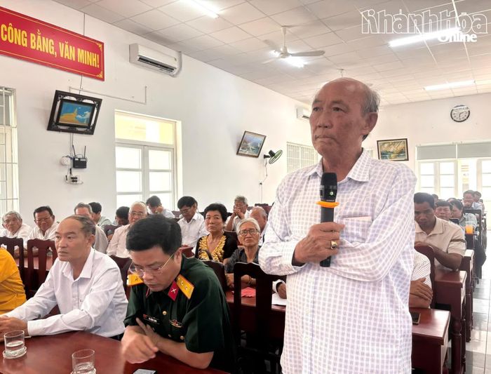 Cử tri xã Vĩnh Hải nêu ý kiến, kiến nghị tại buổi tiếp xúc.