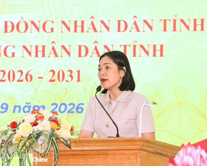 Đồng chí Trần Thu Mai thông tin các nội dung đến cử tri.